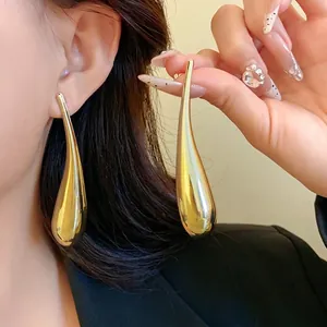Orecchini a goccia irregolari color oro minimalisti con finitura a specchio lucida