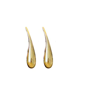 Eleganti orecchini a goccia irregolari dorati con un design unico a coda curva