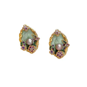 Élégantes boucles d'oreilles vintage françaises ovales avec perles et détails émaillés