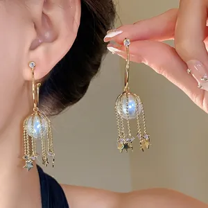 Boucles d'oreilles élégantes en C avec perles, étoiles et glands dorés pour femmes