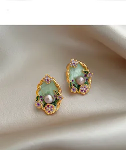 Vue détaillée de boucles d'oreilles vintage style cour française avec perles