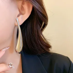 Orecchini a goccia d'acqua irregolari in argento lucido per un look minimalista chic.