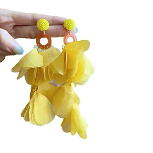 Eleganti orecchini a nappa con petali di fiori gialli dal design floreale bohémien