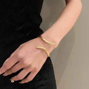 Brazalete abierto dorado ondulado de diseño minimalista para mujer, acabado mate