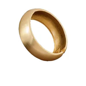 Brazalete minimalista de metal chapado en oro con acabado mate para mujer elegante