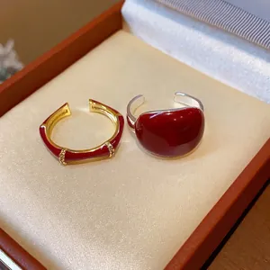 Eleganti anelli aperti placcati oro 18k con raffinato smalto rosso e zirconi