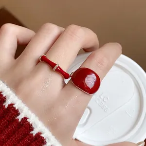 Elegante anello aperto in smalto rosso placcato oro 18k con accenti di zircone