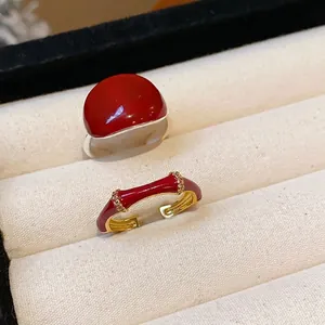 Elegante set di anelli in smalto rosso placcato oro 18k con design a bambù e cupola