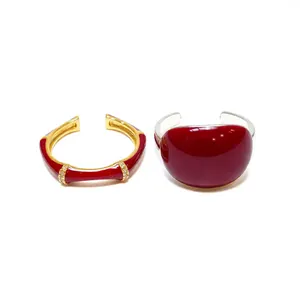 Set di anelli regolabili placcati in oro 18k con smalto rosso audace e zirconi fini