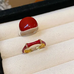 Dettaglio macro di anelli in smalto rosso con una elegante placcatura in oro 18K