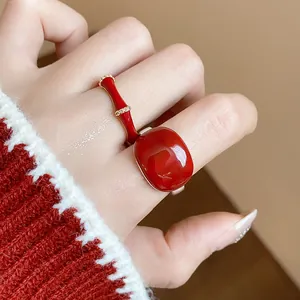 Primo piano di anello in smalto rosso placcato oro 18 carats con zircone.