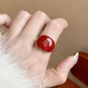 Dettaglio di un anello regolabile placcato oro 18k con grande pietra ovale in smalto rosso