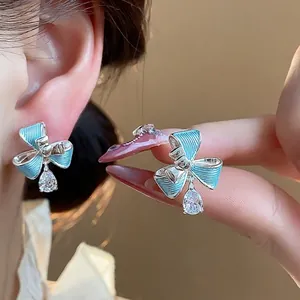 Eleganti orecchini a fiocco in smalto blu con gocce scintillanti in zirconite a pera per donne
