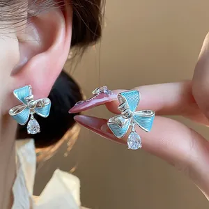 Eleganti orecchini a fiocco azzurro placcati in oro 18 carati con goccia di zircone scintillante