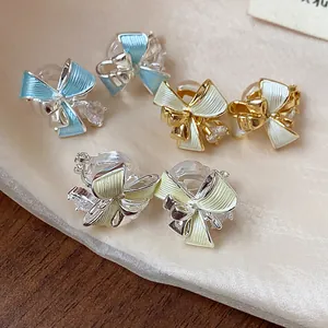 Dettaglio ravvicinato di eleganti orecchini a clip a fiocco con accenti di zircone