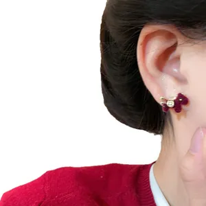 Pendientes de tuerca de pony flocados rojo oscuro con agujas de plata de ley