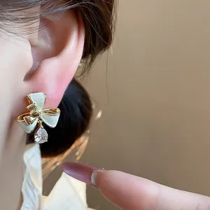 Dettaglio ravvicinato dell'orecchino a clip con fiocco in zircone placcato oro 18k