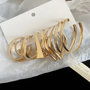 Chique minimalistische geometrische gouden oorbellenset met onregelmatige vormen.