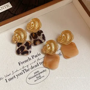 Vintage Retro Ohrstecker in Goldoptik mit Leopardenmuster und Marmor-Design quadratisch