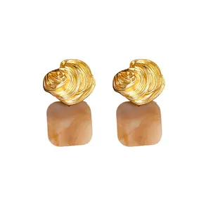 Elegante goldene Vintage-Ohrstecker mit quadratischen Anhängern aus marmoriertem Harz