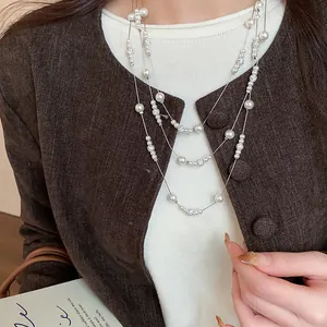 Dettaglio di una collana francese a tre strati con eleganti perle e sfere di cristallo.