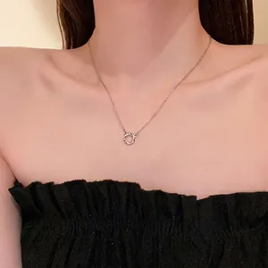 Élégant collier en argent avec un pendentif circulaire en zircon sur modèle asiatique