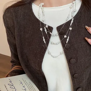 Elegante collana di perle multistrato con perle bianche per un look chic francese.