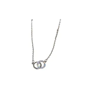 Collier élégant en argent avec deux cercles entrelacés et pavé de zircons brillants