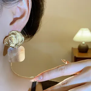 Detailansicht der Vintage quadratischen Ohrstecker mit Muscheltextur und Marmoranhänger