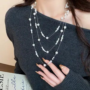 Elegante collana di perle a tre strati in stile francese con perline di cristallo sulla modella