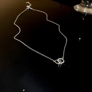Vue détaillée d'un collier élégant avec un pendentif à cercles entrelacés en zircon brillant