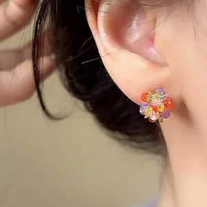 Exquisitos pendientes de flores de cristal de colores con agujas de plata