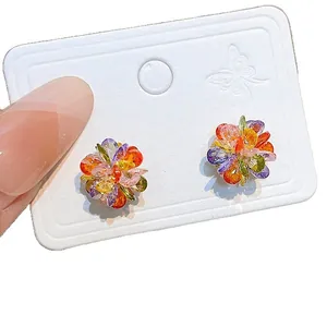 Pendientes de flor de cristal de colores con agujas de plata para un estilo dulce chic