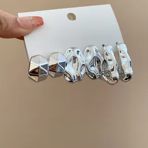Set van drie paar minimalistische onregelmatige geometrische oorbellen in zilveren afwerking