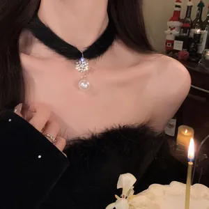 Elegante choker in pelliccia nera con ciondolo a fiocco di neve in zircone e perla