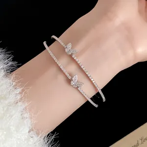 Primo piano di un elegante bracciale a farfalla a due strati in argento con pavé di zirconi