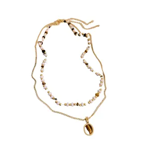 Collana a doppio strato placcata in oro con perle occhio di tigre e ciondolo.