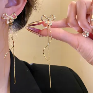 Elegante 18k vergoldete Schleifen-Quasten-Ohrclips verziert mit Zirkon-Steinen