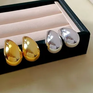 Minimalistische Metall-Ohrstecker in Wassertropfenform in poliertem Gold und Silberglanz
