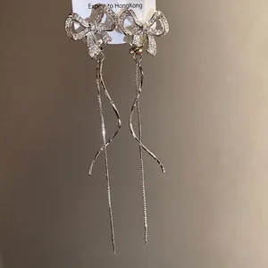 18k vergoldete Zirkon Schleifen Quasten Clip-Ohrringe mit eleganten langen Fransen