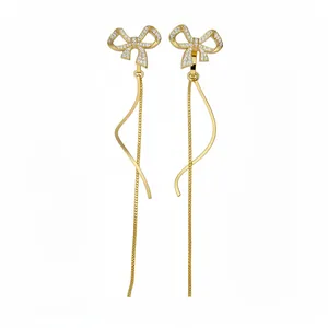 Elegante 18k vergoldete Schleifen-Ohrringe mit glitzernden Zirkonia-Quasten.