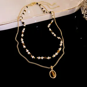 Dettaglio della collana vintage a due strati con occhio di tigre e perle colorate