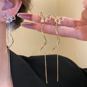 Detailansicht der 18k vergoldeten Zirkon Schleifenohrringe mit eleganten Quasten