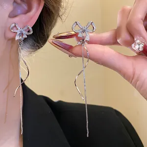 Detailansicht der funkelnden Zirkon-Schleifenohrringe mit langen Quasten.