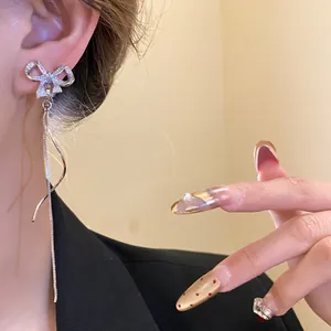 Eleganter 18 Karat vergoldeter Schleifen-Ohrclip mit Zirkonia und langen Quasten-Details.