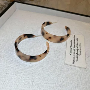 Pendientes de aro de resina con estampado de carey vintage y agujas de plata S925
