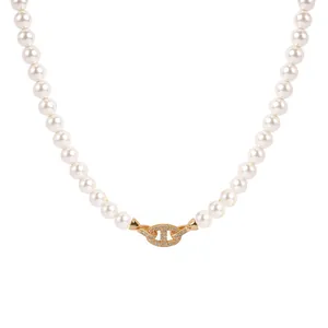 Collana di perle vintage con chiusura centrale a maglia ovale incastonata di zirconi