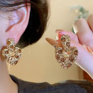 Elegante vergoldete Herzohrringe im Vintage-Stil besetzt mit funkelndem Zirkonia