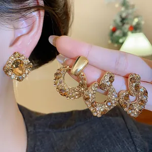 Detailansicht von Vintage-Ohrringen mit Vergoldung und champagnerfarbenen Zirkonia-Steinen.
