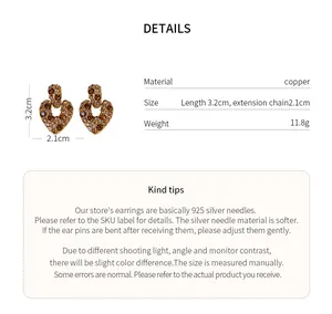 Produktspezifikationsdetails mit Größe und Gewicht für herzförmige Zirkonia-Ohrringe.